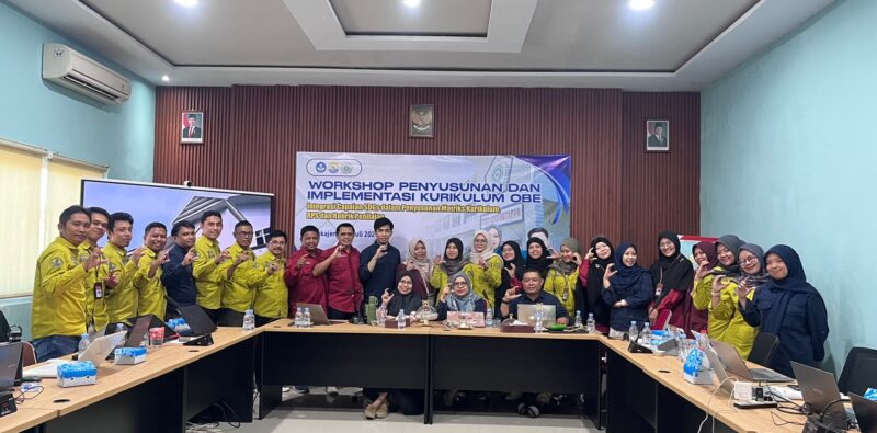Foto bersama narasumber, pimpinan, dan dosen peserta workshop kurikulum OBE di STKIP Andi Matappa