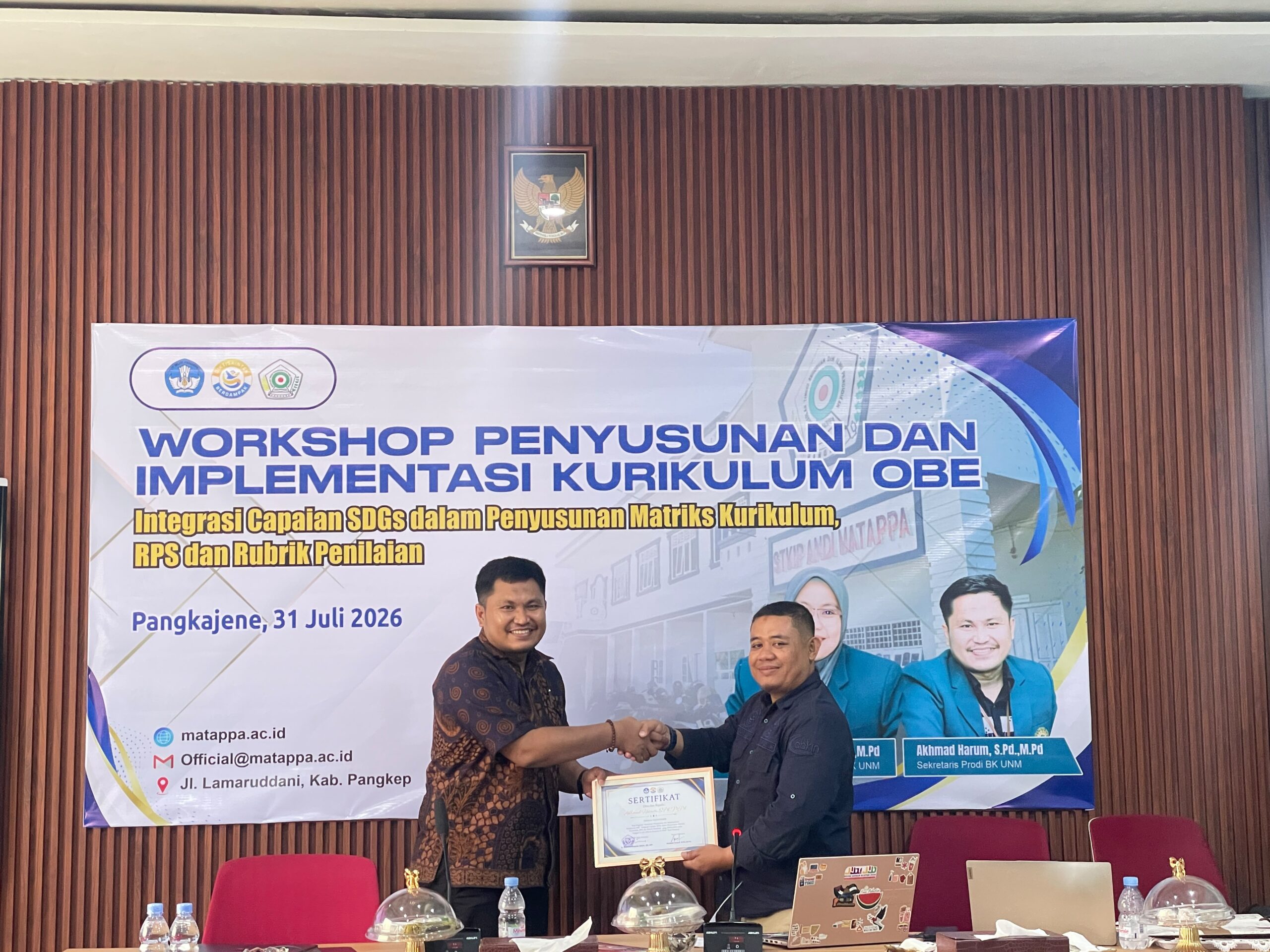 Penyerahan Sertifikat Pemateri Akhmad Harum, S.Pd., M.Pd.