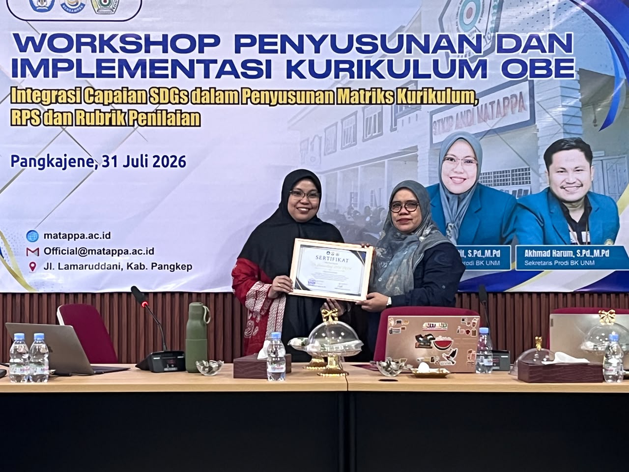 Penyerahan Sertifikat Pemateri Dr. Suciani Latif, S.Pd., M.Pd.
